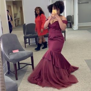 Gently used burgundy prom dress. Only been worn once!